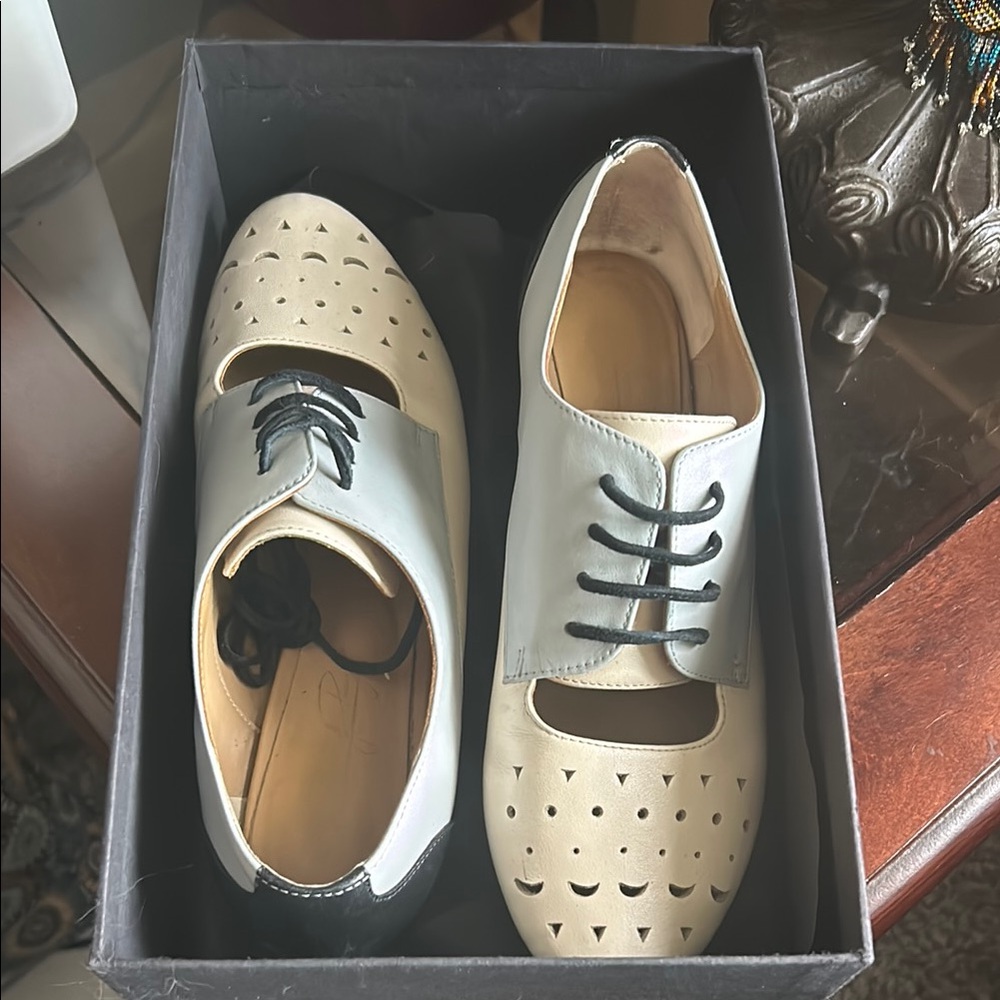 Two-Tone Lace-Up Oxford Shoes
